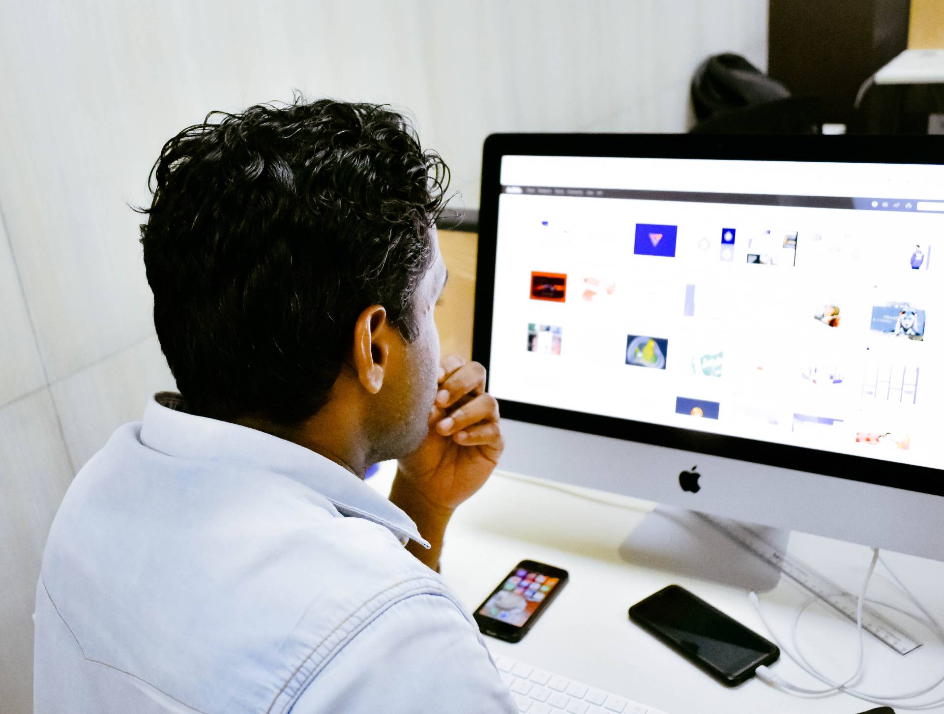 Marketer researching and learning how to SEO as a beginner